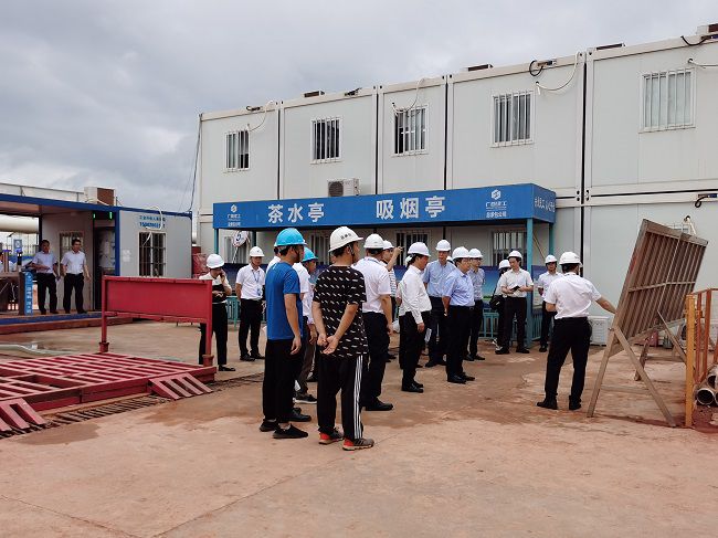 孙大光在听取项目情况汇报。祁建强 摄（建图）.jpg