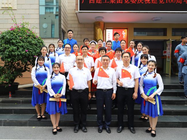 辅导与演职人员合影。李立云 摄.jpg