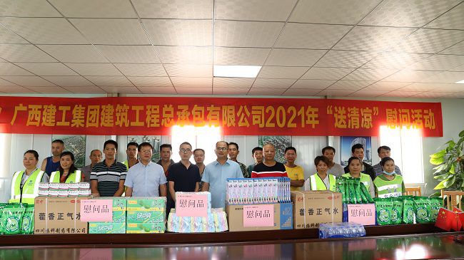 合影。杨钰 摄（建图）.jpg