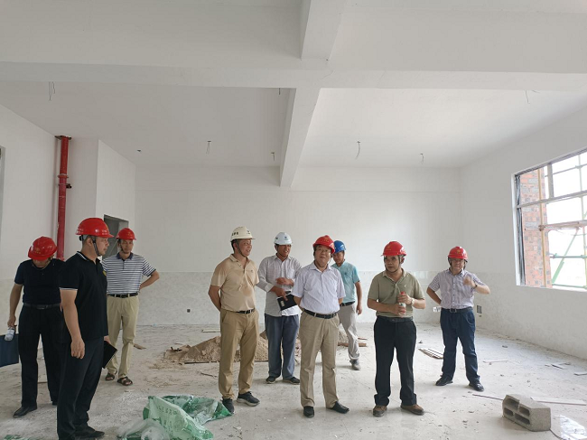 实地查看项目建设。莫杰妃 摄（建图）.png