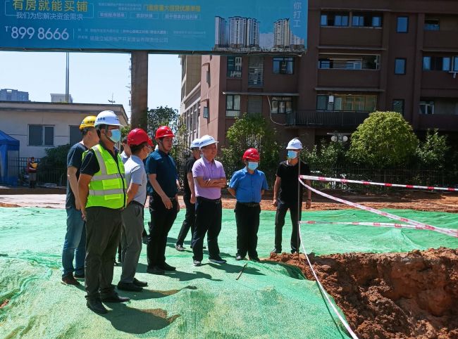 1刘涛（右三）在项目现场调研。蔡淑萍 摄（原图）.jpg