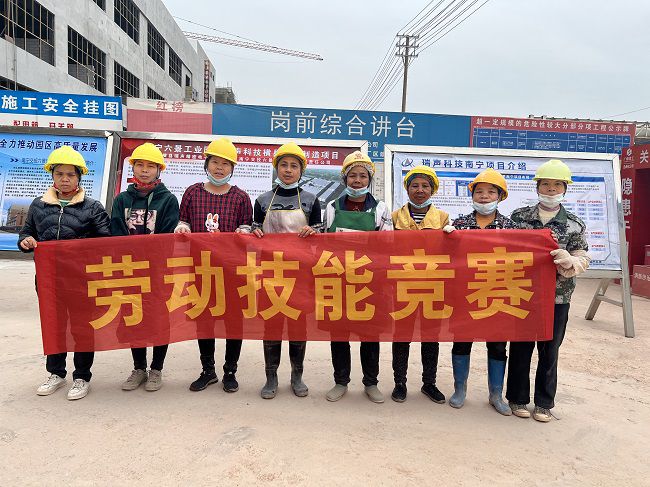 内脚手架班组合影。廖之锭 摄（建图）.jpg