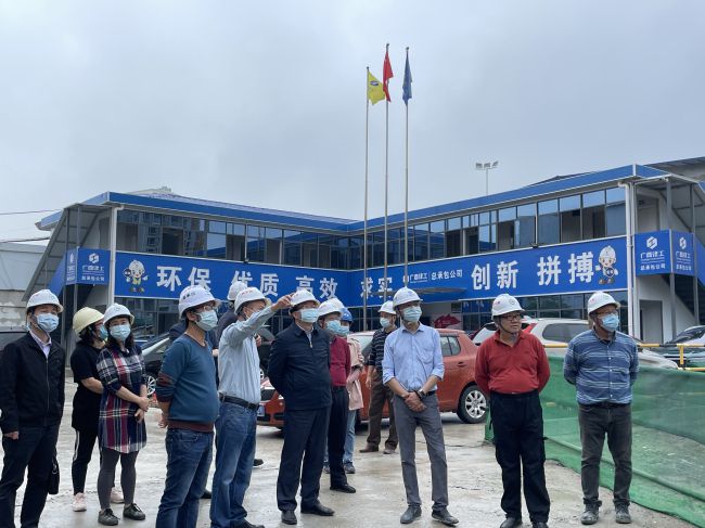 视察项目进度。梁观德 摄（建图）.jpg