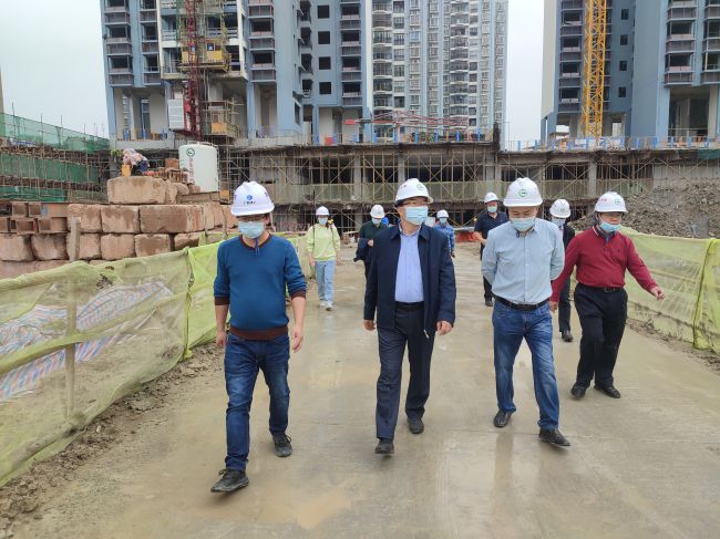 查抄施工质量。梁观德 摄（建图）.jpg