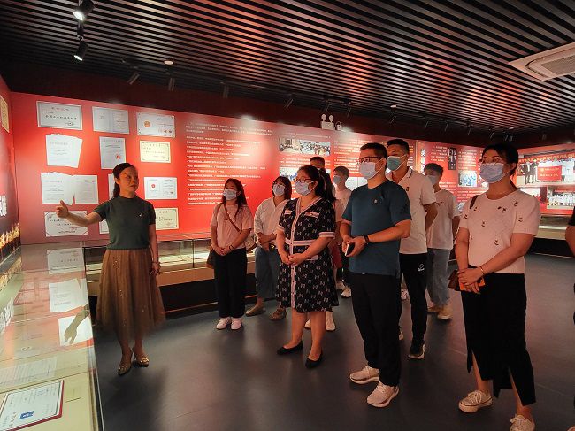 参观进建现场。王莹 摄（建图）.jpg