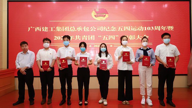 赞美优良团干。 李立云 摄（建图）.jpg