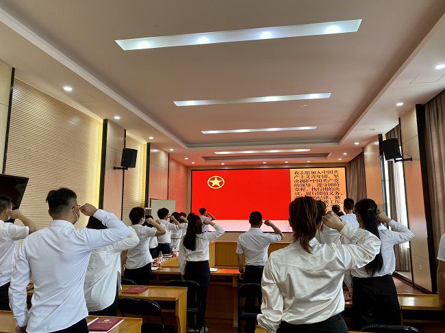 沉温入团誓词；畦磋 摄（建图）.jpg