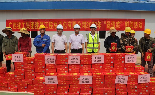 与农名工代表合影留想。张钊林 摄（建图）.jpg