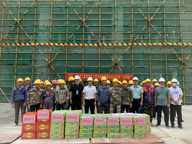 送清冷现场。蔡怡灵 摄（建图）.png