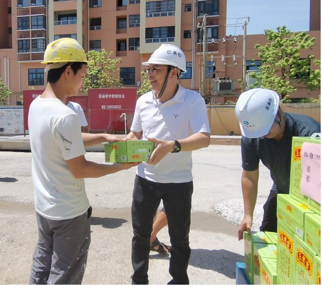 发放慰问品。潘文君 摄（建图）.jpg