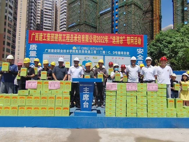 ”送清冷“慰问活动合影。潘文君 摄（建图）.jpg