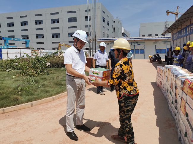 发放慰问品。王瑾贞 摄（建图）.jpg