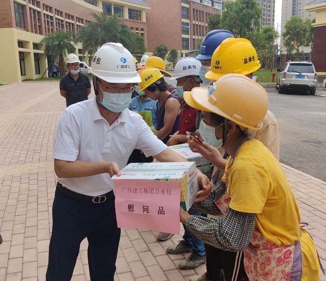 发放慰问品 。彭永彬 摄（建图）.jpg