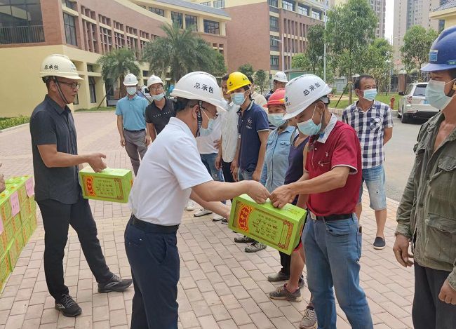 发放慰问品。彭永彬 摄（建图）.jpg