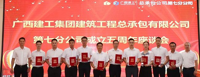 邓少新与获奖职工合影。周煜川 摄（建图）.jpg