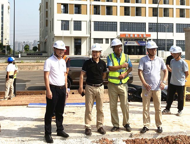 调研领导现场。张钊林 摄（建图）.jpg