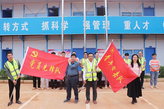 岑廷义和张力为党支部授旗。周煜川 摄（建图）.jpg