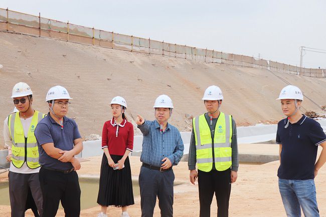 岑廷义深刻现场视察施工过程。周煜川 摄（建图）.jpg