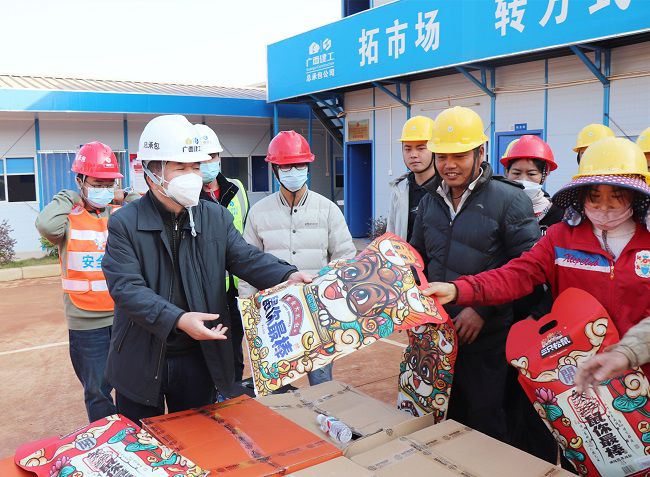 发放慰问品。周煜川 摄（建图）.jpg