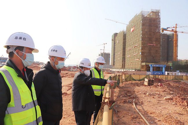 岑廷义在施工现场部署下一阶段要务。周煜川 摄（图）(2).jpg