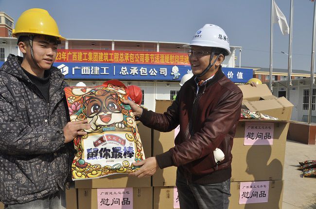 黎平山发放慰问品。王瑾贞 摄（建图）.jpg