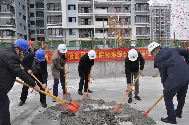 黎平山（右二）与现场嘉宾共同浇筑混凝土。王瑾贞 摄（建图）.jpg