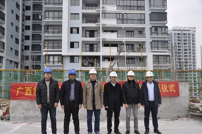 参与封顶典礼的有关辅导合影。王瑾贞 摄（建图）.jpg