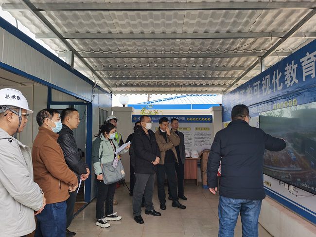 听取项目情况汇报。彭强 摄（建图）.jpg