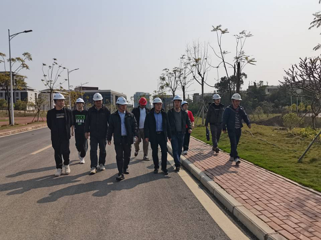 曾劲松查看项目现场。邓高越 摄（建图）.png