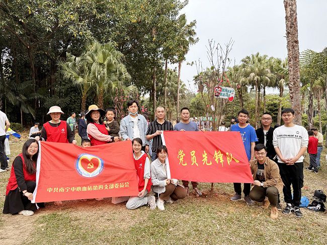 与主办方合影留想。周煜川 摄（建图）1.jpg