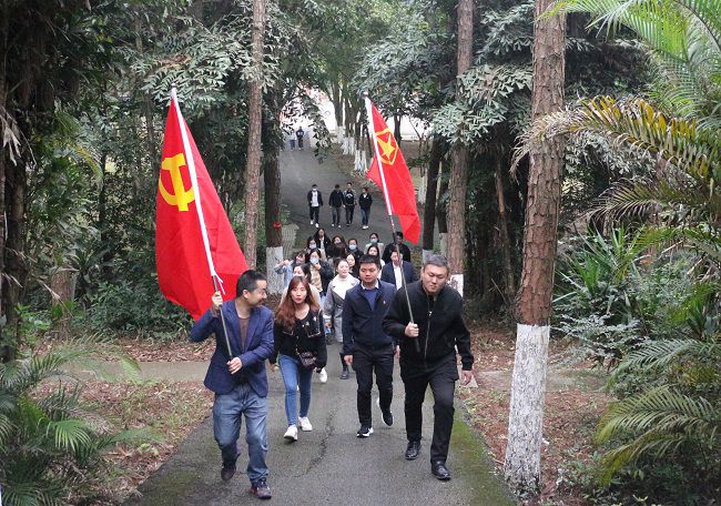 徒步走。张钊林 摄（建图）.jpg