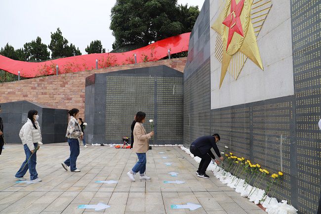 献花。张钊林  摄（建图） (2).jpg