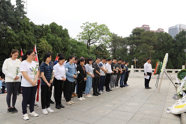 整个默哀。林成斌 摄（建图）.png