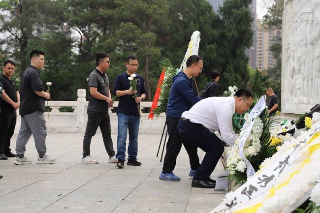 敬献白菊。林成斌 摄（建图）.jpg