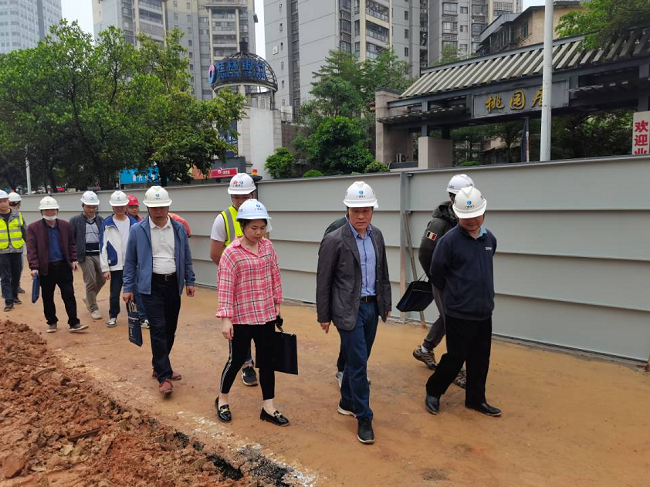 查抄现场。卢丽君 摄（建图）.png