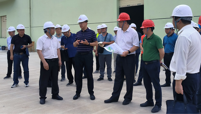 视察项目现场。谢家宝 摄（建图）.png