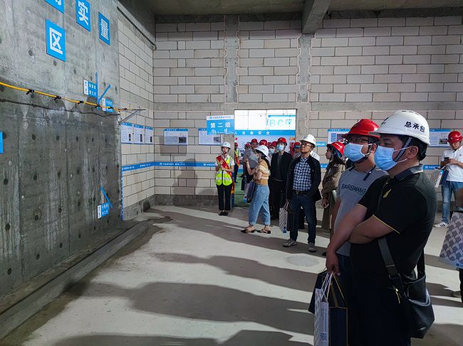 公司员工观摩。覃桂整 摄（建图）.jpg