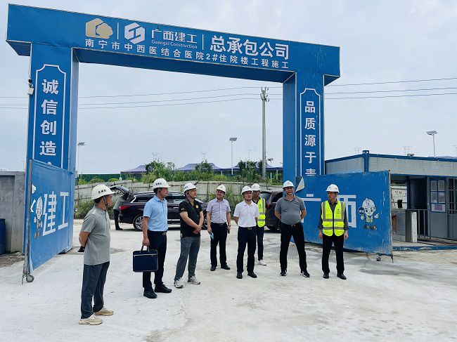 邓少新深刻施工现场。苏卫传 摄（原000图000000000000000）.jpg