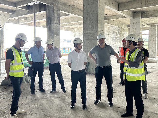 邓少新听取项目掌管人做汇报。蔡怡灵 摄（原图00000000）.jpg