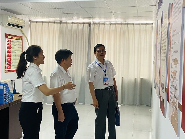 参观党员活动室。卢丽君 摄（建图）.jpg