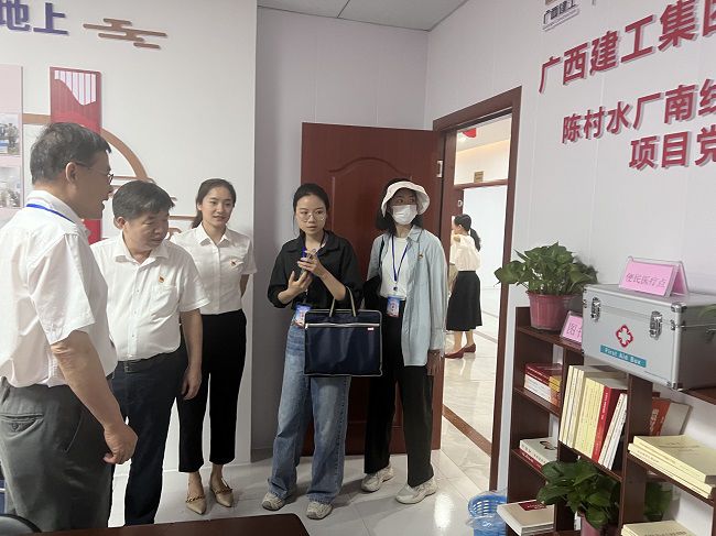 查看党建设施建设情况。卢丽君 摄（建图）.jpg