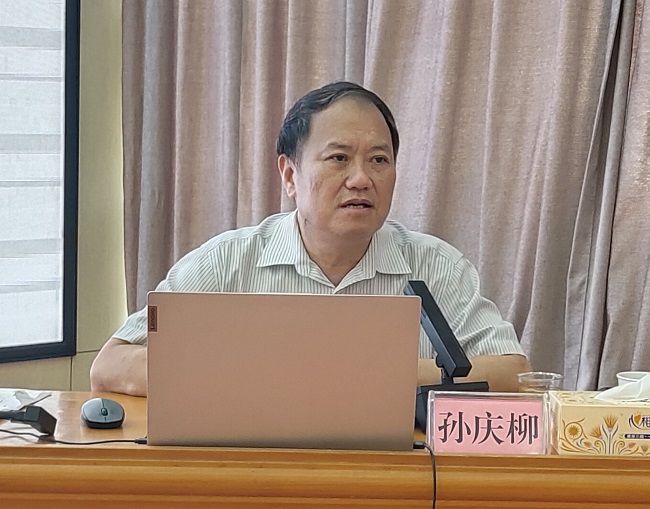 孙庆柳在授课；票ι 摄（建图）.jpg