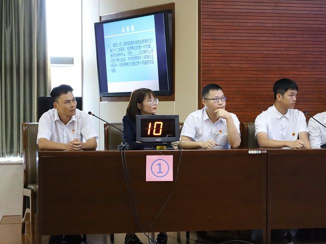 公司才赛行列镇定答题。李立云 摄（建图）.jpg