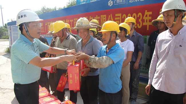 发放清冷饮品。蔡怡灵 摄（建图）.png