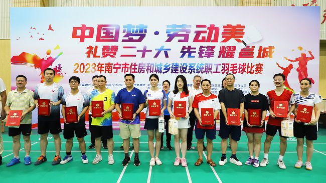 公司获优良组织奖，李天阳代表公司上台领奖。.jpg