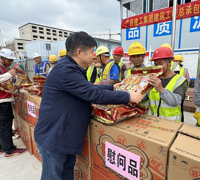 发放慰问品。韦艳雷 摄（建图）.jpg