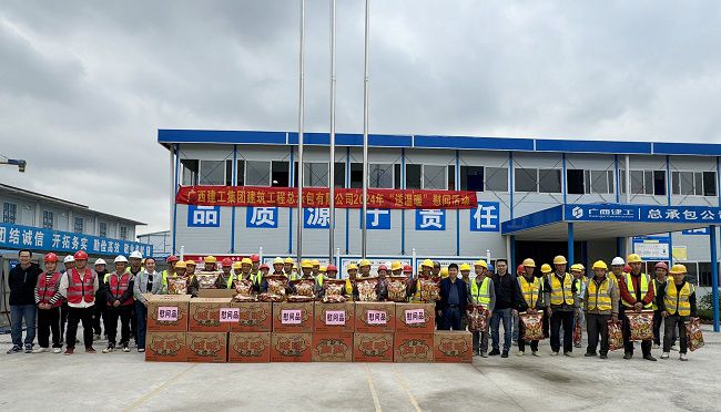 “送温暖”慰问活动合影。韦艳雷 摄（建图）.jpg