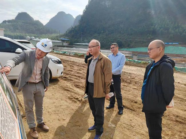 陆烜在安东乡项目现场听取汇报。（建图）.jpg