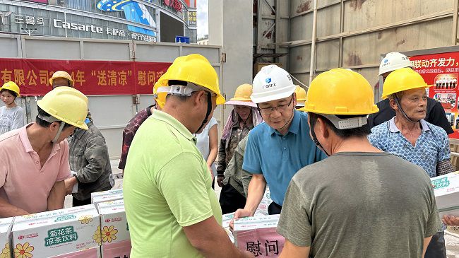 发放慰问品1。容芝雅 摄（建图）.jpg