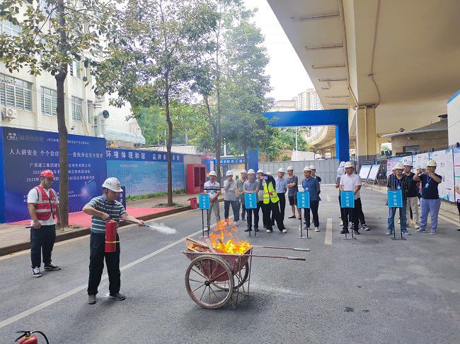 梅锦辉示芳火器操作；票ι 摄（建图）.jpg